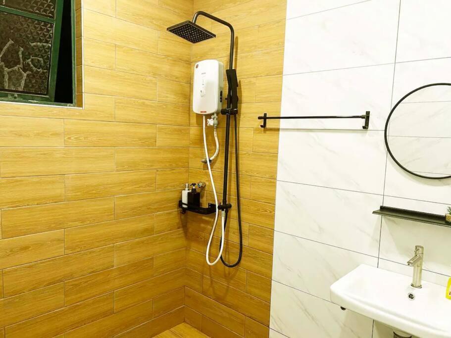 Costa Mahkota Stylish 2-bedroom Pool View 1 Queen & 2 Singles