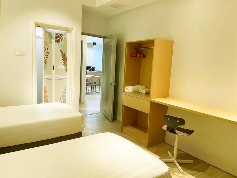 Costa Mahkota Stylish 2-bedroom Pool View 1 Queen & 2 Singles *