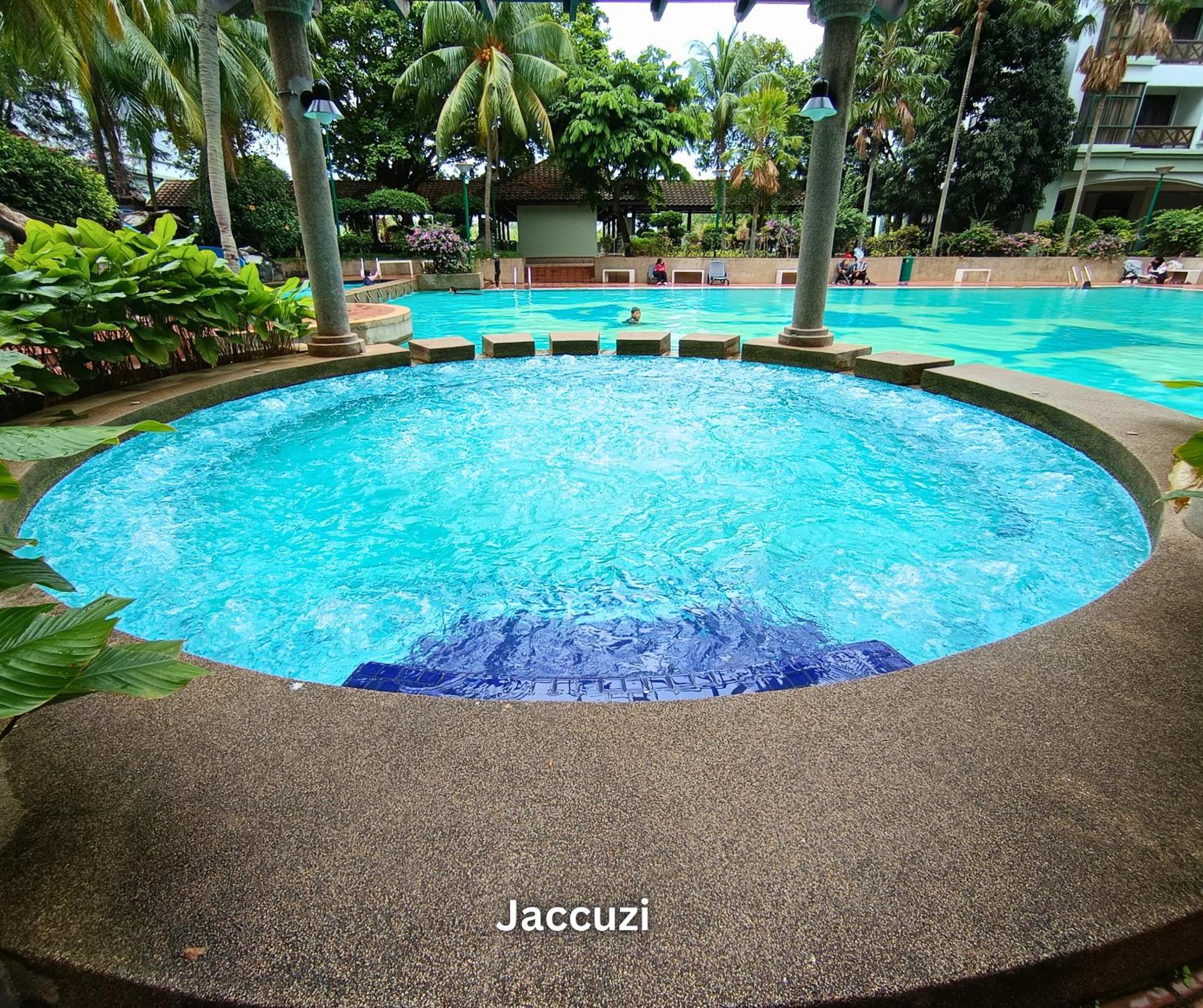 Apartment Costa Mahkota Stylish 2-bedroom Pool View 1 Queen & 2 Singles