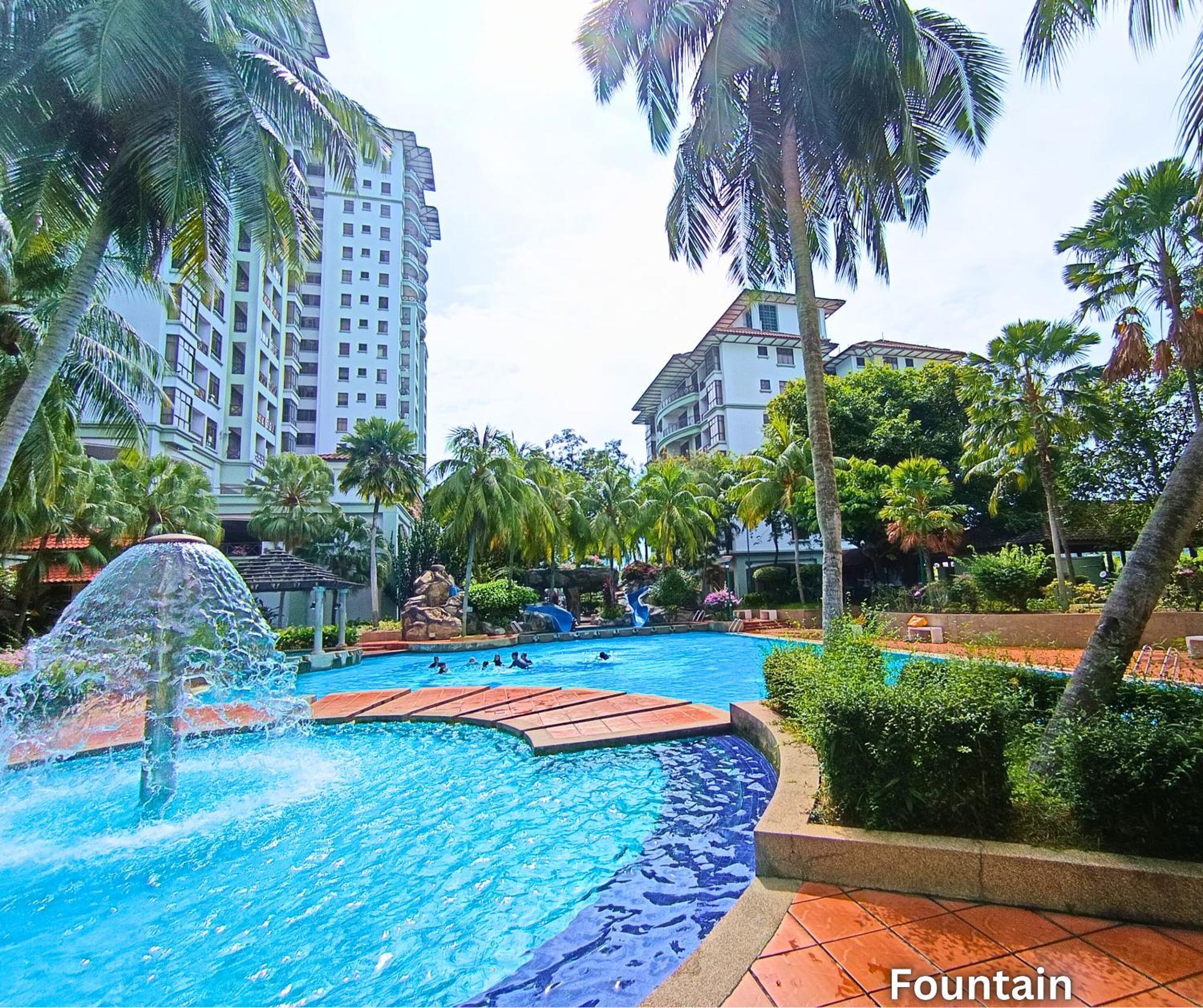 Costa Mahkota Stylish 2-bedroom Pool View 1 Queen & 2 Singles *